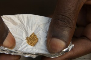 Oro producido en una jornada laboral en la mina Kaniola, en el este de Congo. El próspero tráfico de oro alimenta la guerra en el país africano, donde los grupos armados que controlan las minas ganaron unos 50 millones de dólares en 2013 con la venta de este y otros minerales. Crédito: ENOUGH Project/cc by 2.0