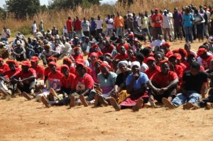 Partidarios (de rojo) del opositor Movimiento por el Cambio Democrático, liderado por Morgan Tsvangirai, tras presenciar el fracaso de su partido ante el presidente Robert Mugabe en las elecciones de 2013. Crédito: Jeffrey Moyo/IPS
