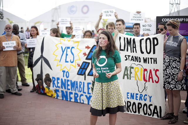 Activistas reclaman contra los combustibles fósiles y a favor de las energías limpias durante la COP 20, en Lima. Crédito: Luka Tomac / FoEI