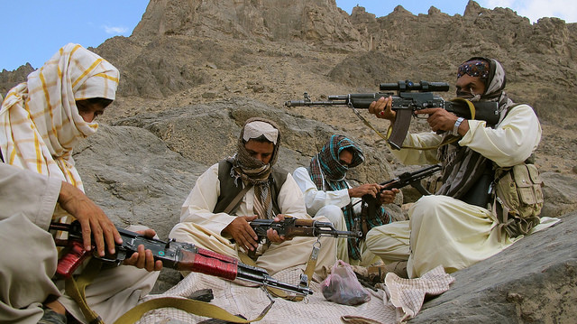 El comandante Baloch Khan comprueba la mira telescópica de su fusil rodeado de sus tres escoltas, en las montañas de Sarlat, en Baluchistán. Crédito: Karlos Zurutuza /IPS