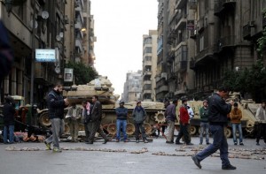 El ejército egipcio bloquea el paso en una calle de El Cairo en febrero de 2011. Crédito: IPS/Mohammed Omer
