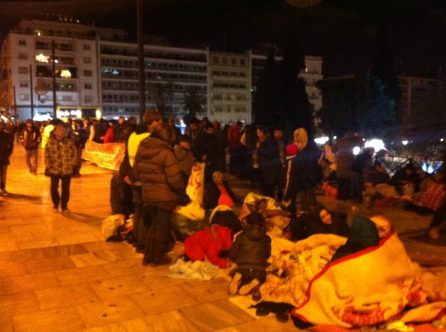Migrantes sirios protestan en Atenas para que se les permita ir a otros países europeos. Muchos duermen a la intemperie en el suelo durante la noche, cubiertos solos con mantas frente a temperaturas inferiores a los 10 grados. Crédito: Apostolis Fotiadis/IPS