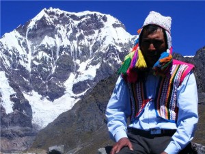 Cayetano Huanca, quien vive cerca del glaciar de Auzangate, en el departamento de Cusco, en los Andes de Perú. En pocos años, ese nevado podría extinguirse, como ya ha sucedido con otros en el país. Crédito: Oxfam