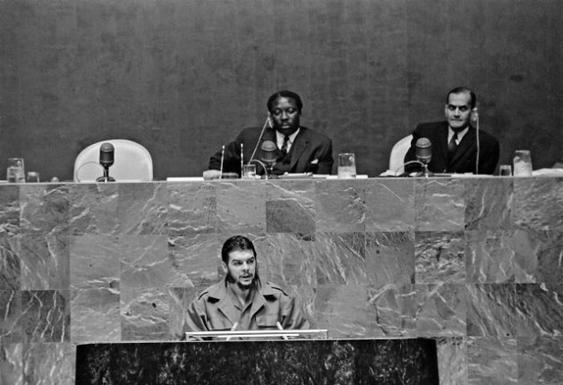 Ernesto "Che" Guevara, ministro de Industria de Cuba, habla en la Asamblea General de la ONU el 11 de diciembre de 1964. Foto de la ONU/TC