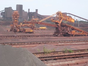 Parte del puerto minero de la empresa Vale, la mayor productora de mineral de hierro en el mundo, en Punta da Madeira, en el nororiental estado de Maranhão, por donde se exporta el mineral de hierro extraído de la Sierra de Carajás, en la Amazonia de Brasil. Crédito: Mario Osava/IPS