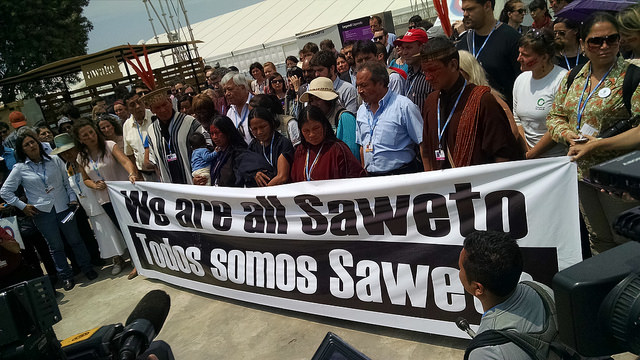 Viudas de dirigentes asesinados de la peruana comunidad asháninka de Alto Tamaya Saweto y defensores de los derechos de los indígenas, alzan su voz de protesta y reclaman la titularidad de sus tierras en la COP 20, en Lima. Crédito: Milagros Salazar /IPS