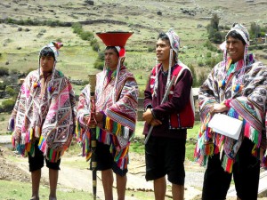 Algunos de los guardianes de la papa de las cinco comunidades quechuas que participan en su preservación en un área de 9.200 hectáreas, conocida como el Parque de la Papa, dentro del Valle Sagrado de los Incas, en Pisac, en el departamento peruano de Cusco. Crédito: Fabíola Ortiz/IPS