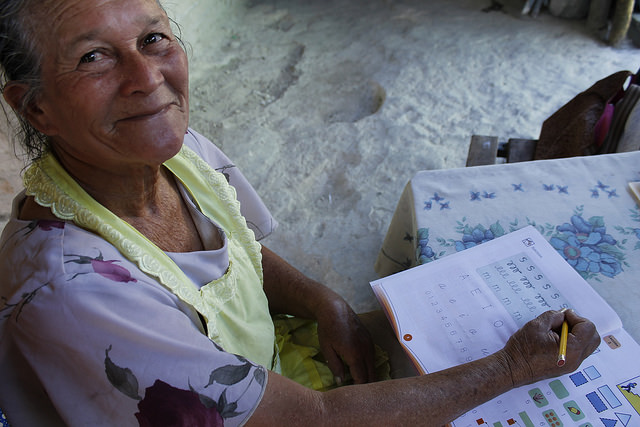 Maximina Velasco repasa en su hogar una lección de lectura y escritura, dentro del programa de alfabetización que convirtió al pueblo de Tapalhuaca, en El Salvador, en un municipio libre del analfabetismo, porque 97 por ciento de sus 4.000 habitantes ya saben leer y escribir. Crédito: Edgardo Ayala /IPS