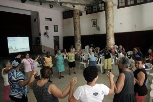 Un grupo de mujeres participan en la inauguración del buro informativo sobre violencia de género, en el Taller de Transformación Integral del Barrio Atarés El Pilar, en la capital de Cuba, el 25 de noviembre de 2014. Crédito: Jorge Luis Baños/IPS