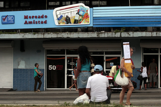 Mercado Amistad, uno de los comercios que venden productos en monedas extranjeras, oficialmente llamadas tiendas de recuperación de divisas, en el barrio de Centro Habana, en la capital cubana. Crédito: Jorge Luis Baños/IPS