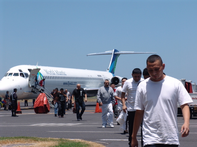 Personas deportadas de Estados Unidos arriban al Aeropuerto Internacional Monseñor Oscar Arnulfo Romero, en la capital de El Salvador. Su país los recibe con pocas iniciativas para su reinserción laboral y social. Crédito: Cortesía de la DGME