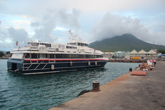 Un ferry a punto de atracar en la pequeña isla caribeña de Nieves, cuyo volcán es aprovechado para la energía geotérmica. Crédito: Desmond Brown/IPS