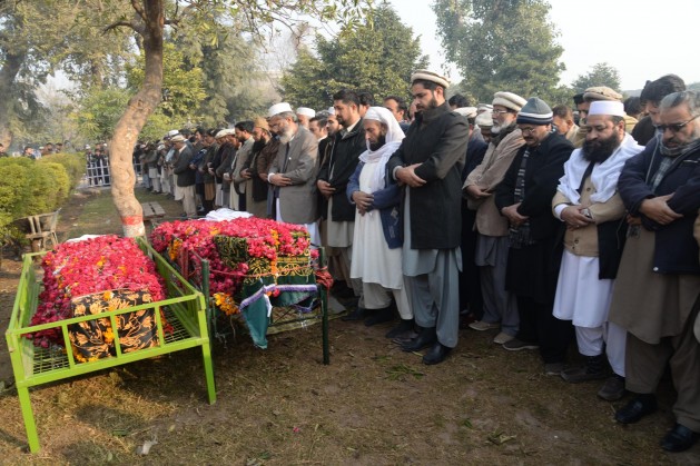 Funeral de las víctimas del atentado del 16 de diciembre contra la Escuela y Colegio Público del Ejército en Peshawar. Crédito: Ashfaq Yusufzai/IPS