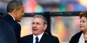 Los presidentes de Cuba, Raúl Castro, en el centro, y de Estados Unidos, Barack Obama, se saludan en el funeral de Nelson Mandela, en Sudáfrica, en presencia de la mandataria brasileña Dilma Rousseff. Un saludo más formal y amplio se repetiría en la Cumbre de las Américas que se realizará en Panamá en abril. Crédito: Gobierno de Brasil