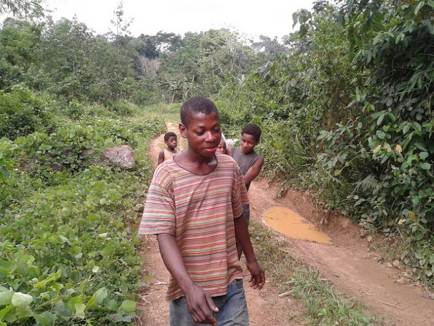 Niños de una de las localidades de Ocean Division, en el sur de Camerún, que perdieron gran parte de sus bosques cuando el gobierno los arrendó a una empresa maderera. Crédito: Monde Kingsley Nfor/IPS