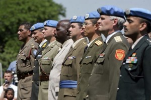 Algunos de los 43 militares y policías de 27 países que recibieron medallas de manos de Jean-Marie Guéhenno, secretario general adjunto de Operaciones de Mantenimiento de la Paz de la ONU. Crédito: Foto de la ONU/Eskinder Debebe