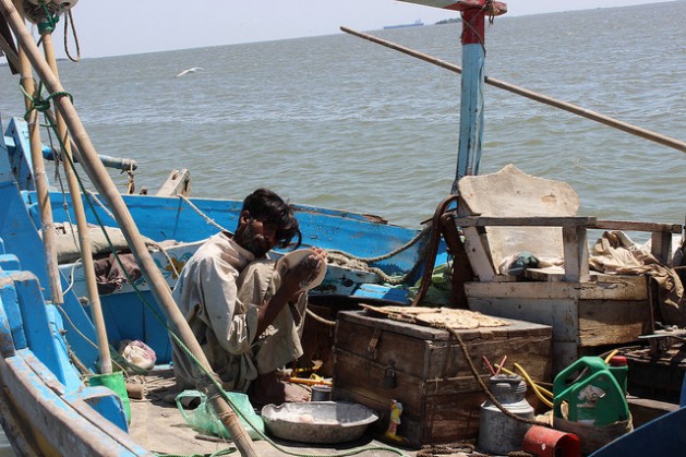 Pescadores paquistaníes realizan múltiples tareas en su barco. Activistas reclaman propuestas más enérgicas de la ONU para enfrentar la desigualdad económica extrema y el cambio climático. Crédito: Zofeen Ebrahim/IPS
