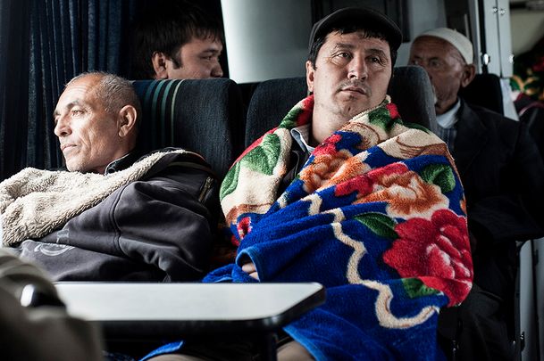 Trabajadores migrantes viajan en autobús por el norte de Kazajistán en busca de un empleo en Rusia, en mayo de 2014. Crédito: Konstantin Salomatin