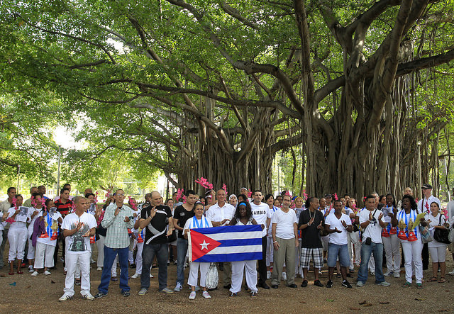 En primera fila, varios disidentes cubanos liberados en los primeros días del año, acompañados por opositores al gobierno de La Habana, entre ellos Bertha Soler (segunda por la derecha, en segunda fila), lideresa de la organización Las Damas de Blanco. Crédito: Jorge Luis Baños/IPS