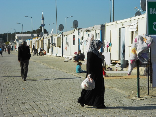 Una calle del campo de refugiados sirios de Harran, el que cuenta con mejores instalaciones en la frontera de Turquía. Acoge a 14.000 personas en 2.000 contenedores reconvertidos en viviendas. Crédito: Fabíola Ortiz/IPS