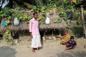 La familia Mandal vive en una granja de media hectárea en el Sundarbans y utiliza métodos integrados para asegurar la supervivencia. Crédito: Manipadma Jena/IPS