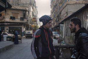 El estudiante de ingeniería Ahmad (a la derecha) charla con un amigo. Es un joven afortunado en el barrio de Bab al Tabbaneh porque pudo ir a la universidad gracias a una beca. Crédito: Oriol Andrés Gallart/IPS