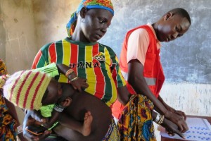 En Tapoa, Burkina Faso, una zona fronteriza con Níger, el departamento de ayuda humanitaria de la Comisión Europea financia a la ONG ACF para que brinde atención médica y nutricional, así como asistencia alimentaria y transferencias en efectivo a las familias más pobres. Crédito: ©EC/ECHO/Anouk Delafortrie/cc by 2.0
