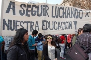 Jóvenes chilenos durante una de sus numerosas y multitudinarias marchas en demanda de una educación de calidad en Santiago, la capital. Crédito: Marianela Jarroud/IPS