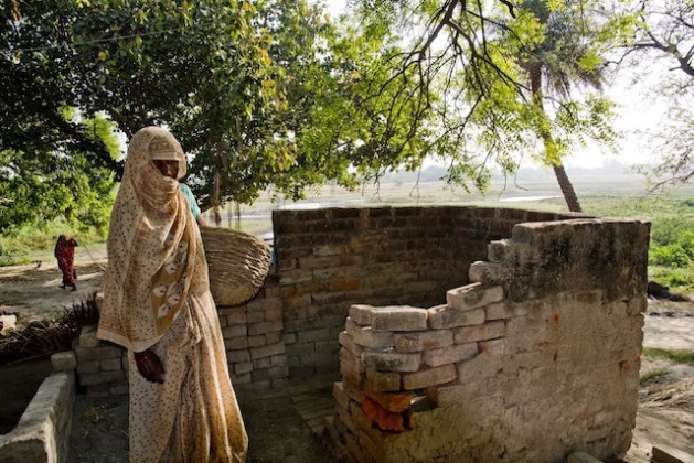 Una mujer dalit junto al baño de una casa de casta alta en la localidad india de Mainpuri, donde se produjeron actos de violencia contra quienes intentan abandonar la profesión de “recolectores manuales”. Crédito: Shai Venkatraman/IPS