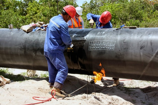 Ingenieros trabajan en un gasoducto de 512 kilómetros de longitud para ampliar la cantidad de gas transportado a Dar es Salaam. Crédito: Juma Mtanda