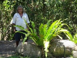 Roy Roger Gibson, un anciano kuku yalanji, tuvo que esperar 20 años para realizar su sueño de formar parte de una empresa de ecoturismo sostenible de propiedad indígena. Crédito: Neena Bhandari/IPS