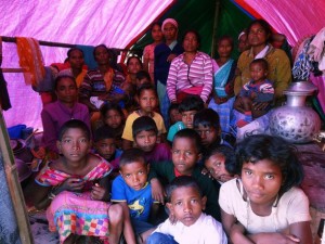 En el campamento de refugiados Serfanguri, en Kokrajar, las carpas no alcanzan para albergar a las 2.000 personas que llegaron el 23 de diciembre. Esta aloja a 25 mujeres y niños. Crédito: Priyanka Borpujari/IPS