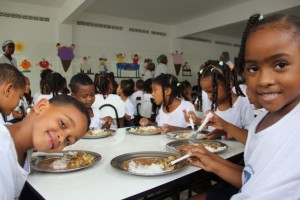Niños brasileños reciben su almuerzo diario en el jardín de infantes de una localidad pobre de Salvador, Bahía. Crédito: Carolina Montenegro/PMA