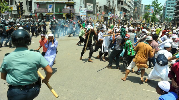 Manifestantes se enfrentan a la policía en Dacca, la capital de Bangladesh, en mayo de 2013. Crédito: Kajul Hazra/IPS