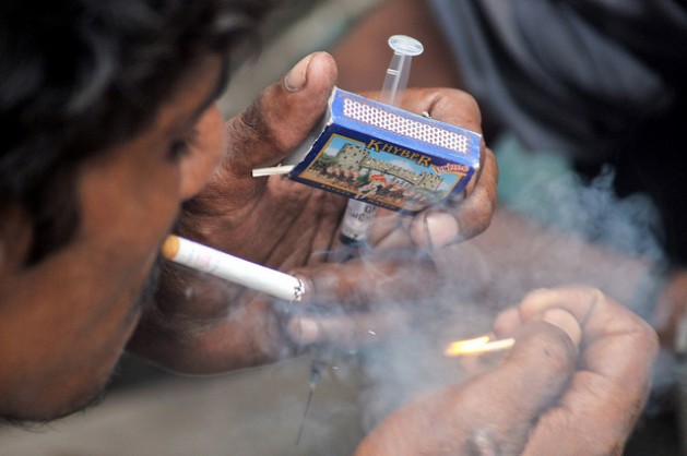 Menos de ocho por ciento de los consumidores de drogas en todo el mundo tienen acceso a planes de jeringas limpias. Crédito: Fahim Siddiqi/IPS