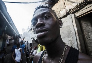 Un joven fuma marihuana en Freetown, la capital de Sierra Leona. Crédito: Tommy Trenchard/IPS