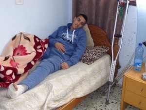Soldados israelíes balearon a Nasser Murad Safi, de 15 años, y le quebraron la pierna durante enfrentamientos en los que jóvenes palestinos arrojaron piedras a las fuerzas de Israel. Crédito: Mel Frykberg/IPS