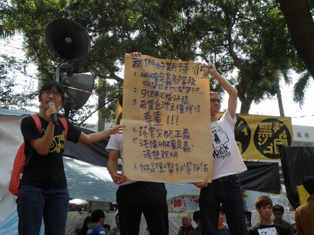 Activistas del Movimiento Estudiantil Girasol exigen la inclusión de los principios de justicia distributiva y democracia directa en la constitución de Taiwán durante la ocupación del parlamento en abril de 2014. Crédito: Dennis Engbarth/IPS