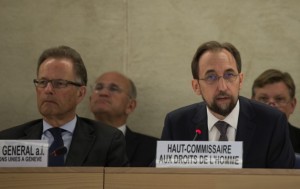 El Alto Comisionado de la ONU para los Derechos Humanos, Zeid Raad al Hussein (derecha), en septiembre de 2014. Crédito: Misión de Estados Unidos en Ginebra / Eric Bridiers