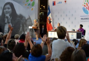 La presidenta de Chile, Michelle Bachelet, durante la clausura de la reunión internacional sobre Mujeres en el Poder. En el podio, el secretario general de la ONU, Ban ki-moon, y la directora ejecutiva de ONU Mujeres, Phumzile Mlambo-Ngcuka. Crédito: Gobierno de Chile