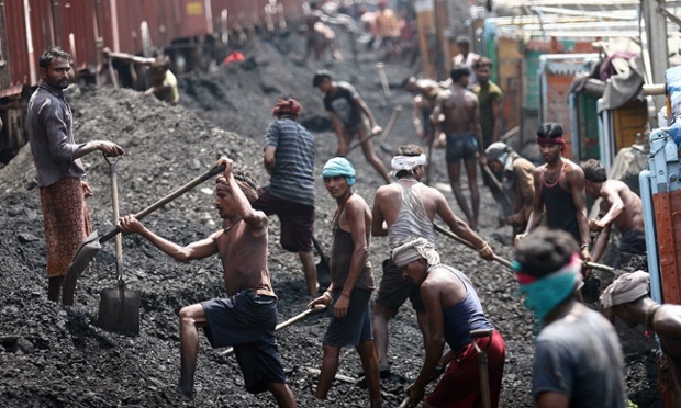 Obreros del carbón en India. Crédito: Jaipal Singh / EPA