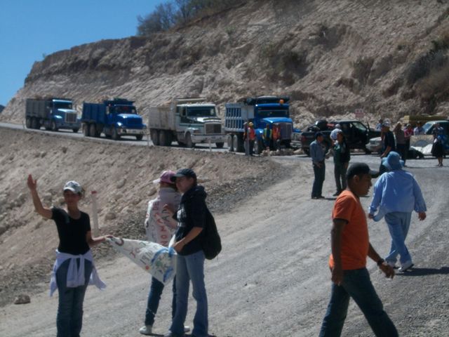Activistas de comunidades vecinas bloquean la construcción de la represa El Zapotillo, en el occidental estado de Jalisco, en México. Los conflictos entre las poblaciones cercanas a proyectos de empresas de sectores diversos se repiten en América Latina. Crédito: Cortesía de Acción Solidaria