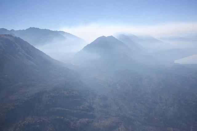 El lago Cholila, a la derecha, con parte de su valle envuelto en humo, el 12 de marzo, en la provincia de Chubut, en la Patagonia argentina. Crédito: Cortesía de Daniel Wegrzyn