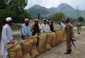 Desplazados recogen su asignación mensual de ayuda alimentaria en el norte de Pakistán. Crédito: Ashfaq Yusufzai/IPS