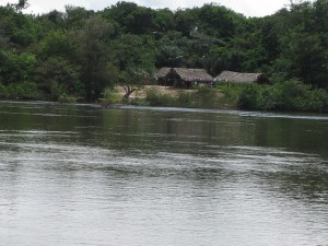 Aldea de los indígenas araras en la llamada Vuelta Grande del río Xingú, que no será inundada pero verá su flujo muy reducido al desviarse gran parte del agua por un canal que servirá a la central hidroeléctrica de Belo Monte, enclavada en la Amazonia brasileña y que será la tercera mayor del mundo. Crédito: Mario Osava/IPS