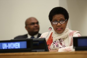 La directora ejecutiva de ONU Mujeres, Phumzile Mlambo-Ngcuka, habla en la Comisión de la Condición Jurídica y Social de la Mujer. Crédito: ONU Mujeres/Ryan Brown