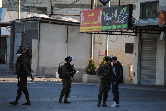 Palestino desarmado enfrenta a soldados israelíes durante una protesta cerca del campamento de refugiados de Jelazon, al norte de Ramalah, Cisjordania. Crédito: Mel Frykberg/IPS
