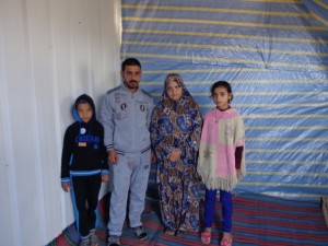La familia Qassem se quedó sin vivienda cuando los bombardeos israelíes durante la guerra de 2007 y 2008 entre Israel y Gaza alcanzaron su casa. Crédito: Mel Frykberg/IPS