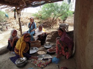 Niñas de la aldea de Sonu Khan Almani, en la provincia de Sindh, en Pakistán, realizan la mayoría de las tareas domésticas, como cocinar pan. Crédito: Zofeen Ebrahim/IPS