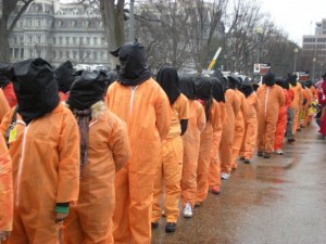 Manifestantes frente a la Casa Blanca en Washington protestan contra la tortura en el décimo aniversario de la apertura de la prisión de Estados Unidos en Guantánamo, Cuba. Charles Davis/IPS